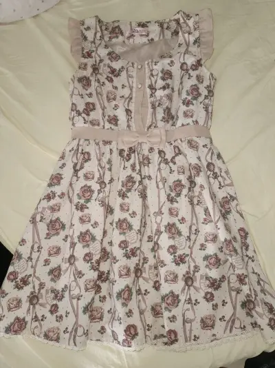 这次在煤炉挖到宝太开心啦！ank rouge的玫瑰连衣裙实物超美，奶白底配粉玫瑰温柔到骨子里，荷叶边、蝴蝶结和蕾丝细节都很精致，料子顺滑不廉价。majoretty的黑色短裙版型绝了，高腰设计超显腿长，爱心珍珠扣和木耳边甜酷感拉满，安全裤设计也很贴心。两件都保存得超新...这次在煤炉挖到宝太开心啦！ank rouge的玫瑰连衣裙实物超美，奶白底配粉玫瑰温柔到骨子里，荷叶边、蝴蝶结和蕾丝细节都很精致，料子顺滑不廉价。majoretty的黑色短裙版型绝了，高腰设计超显腿长，爱心珍珠扣和木耳边甜酷感拉满，安全裤设