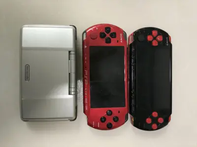 平台非常棒！发货前会仔细测试每台机器，包装也很严实，全程无磕碰。有问题秒回，耐心解答各种怀旧相关的问题，完全是同好的感觉，不是单纯卖货！物流非常快，体验感很棒。
从任天堂到索尼，从翻盖到直板，这三台掌机，就是90后00后一整个青春的缩影啊！