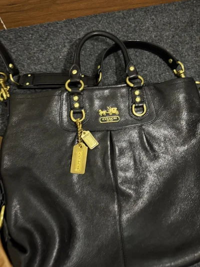 海淘安全下车！Coach包成色超新、做工精致，和图片完全一致。清关顺利、物流快，包装用心防压防撞。确认正品，价格比专柜香太多，下次依然会在这里买