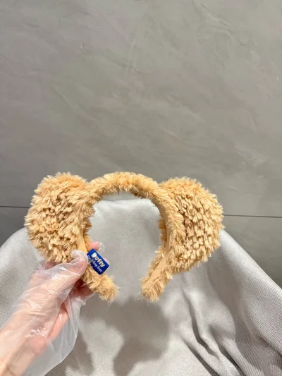 超可爱的迪士尼毛绒挂件到货啦！✨ 白色手套米妮达菲和雪莉玫真的超甜，配色温柔，蝴蝶结款式也很精致。实物比图片还要好看，手感软糯，挂在包包上瞬间提升颜值，转运过程很顺利，性价比满分，真的太喜欢了！