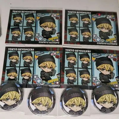 哼哼哼因为想快点收到这个池袋王子的杯垫！！所以美美使用EMS运了一箱自推回来！这箱其实主要都是一些纸片谷！所以清关还蛮快的！开心?最后被朋友调侃为黄发男重度依赖者…