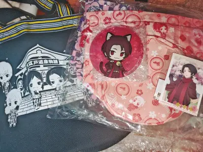 等到了四月第一箱，打包的很严实，因为有纸片和亚克力选择了加固，拆开后东西状态都很好。在挖煤姬上可以找到国内二手上看不到的一些周边，比如p2纸片，期待后面几箱