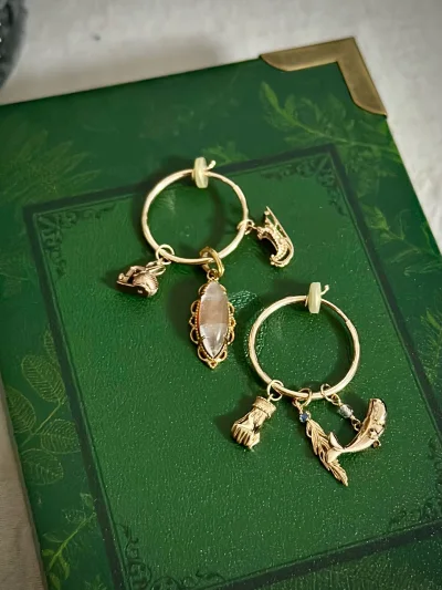 12年classic吊坠的粉色款，但是似乎有一点瑕疵，仔细看似乎问题出现在贝母和粉晶的贴面之间。
也颇有特色了，乍一看像超七。
美丽的蕾丝花边与设计。