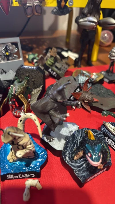 第一百七十一单，非常划算的奥特怪兽名鉴。虽然都是已拆，但是有隐藏。还给了两个大盒，成色都很不错。唯一的缺陷是没有说明书。