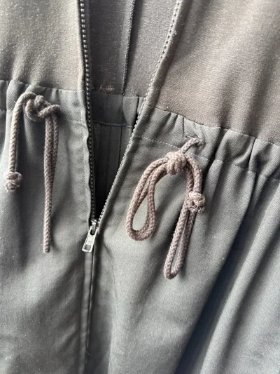 第一次海淘怪忐忑的感觉，结果一周左右物流就送到了，包装也很专业，纸箱包装的。打开衣服也叠得很整齐，有效利用空间，很不错的一次购物体验