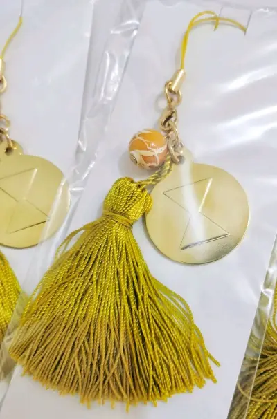   这次在挖煤姬淘到的两套周边真的太满意了！第一套的主题挂件、手链和流苏挂饰都保存得超完好，包装精致，细节满满；第二套新网球王子立海大主题的皮绳手链也完全符合预期，成色超棒。平台的物流速度很给力，清关顺利，到手时间比预想的快很多，客服也很贴心，全程购物体验超顺畅！已...  这次在挖煤姬淘到的两套周边真的太满意了！第一套的主题挂件、手链和流苏挂饰都保存得超完好，包装精致，细节满满；第二套新网球王子立海大主题的皮绳手链也完全符合预期，成色超棒。平台的物流速度很给力，清关顺利，到手时间比预想的快很多，客服也很