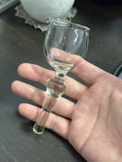 这款玻璃杯质量超棒，通透干净无杂质，手感厚实有分量，做工精细。大小合适，喝酒喝咖啡感觉都很有质感，性价比很高，非常满意，推荐购买！