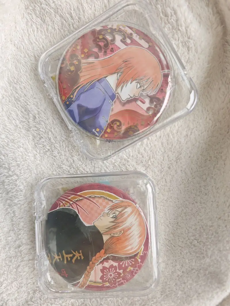 第一次在挖煤姬买东西，走的是竹蜻蜓plus线路，大概两周就收到了。飞机盒很宽敞，材质非常硬，气泡膜也充足，吧唧保护得完好无损。整体比较满意，软件用着也很丝滑，议价功能可以预先切掉，防止被截胡，比隔壁好太多了。