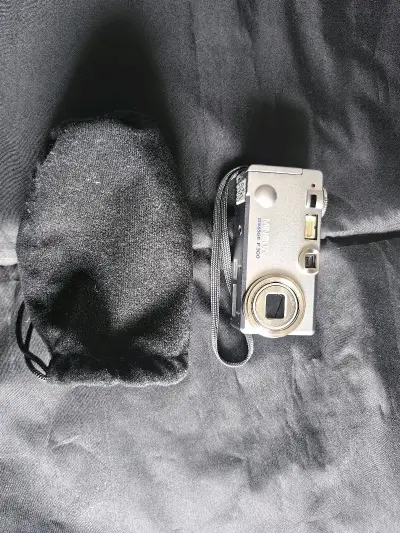 入手美能达F300老CCD，经典金属机身超有质感。1/1.8英寸CCD色彩浓郁，GT镜头成像锐利，全手动操控复古味拉满，挖煤姬淘到成色完美，太爱了！