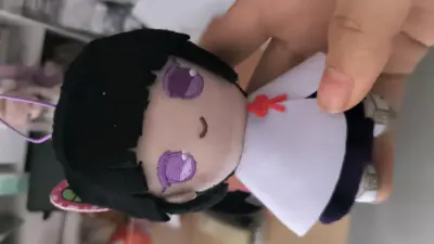 感觉十分美萌，我现在又喜欢樱花妹了。但是樱花妹希望下次能塞点小礼物，因为本人真的很喜欢小礼物，谢谢啦。娃娃上有一些怎么说呢？感觉很干净的味道。樱花妹，我爱你们。顺便给大家看一下我已经得奖的作品