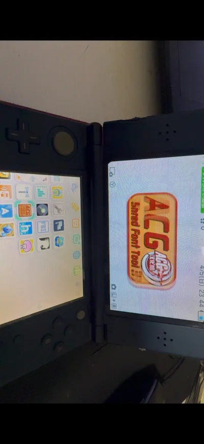 3DS是任天堂2011年2月推出的第四代游戏掌机，继承了NDS的折叠式双屏设计，下屏支持触摸，含摄像头、麦克风、wifi、TF卡扩展等常用功能，并兼容NDS游戏。这次购物很愉快，好评