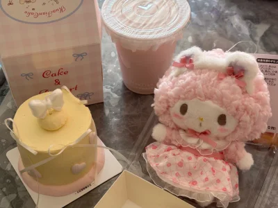 这次在挖煤姬居然淘到了超火的24年生日限定必爱诺小羊挂件和中古布丁狗大王生日挂件！每一个都是超级精致的存在 我的梦情～ 拥有这两个生日挂件 它们也正好陪我过了生日 
还淘到了之前美乐蒂中古一番赏的三个美丽小方巾 根本舍不得用 粉蓝黄的配色又让谁倍感心动！原来是我  ...这次在挖煤姬居然淘到了超火的24年生日限定必爱诺小羊挂件和中古布丁狗大王生日挂件！每一个都是超级精致的存在 我的梦情～ 拥有这两个生日挂件 它们也正好陪我过了生日 
还淘到了之前美乐蒂中古一番赏的三个美丽小方巾 根本舍不得用 粉蓝黄的配色