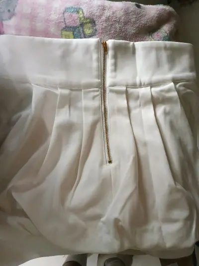 裙子收到太惊喜了，实物和图片完全没差，颜色是很正的奶白色，不会发黄也不会透，做工超精细，走线工整，没有多余的线头，拉链顺滑不卡顿，细节处理得特别好。
版型绝了！高腰花苞设计巨显腰细，把胯和小肚子都藏得严严实实，对梨形身材太友好了！
面料垂感很好，摸起来顺滑有质感，上...裙子收到太惊喜了，实物和图片完全没差，颜色是很正的奶白色，不会发黄也不会透，做工超精细，走线工整，没有多余的线头，拉链顺滑不卡顿，细节处理得特别好。
版型绝了！高腰花苞设计巨显腰细，把胯和小肚子都藏得严严实实，对梨形身材太友好了！
面料垂