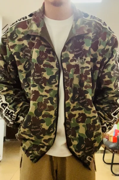 终于买到心心念念的Saint Mxxxxxx和bape的联名夹克啦！实物到手超惊喜，整体成色完美，做旧质感拉满，帅到没朋友！搭配匡威高帮鞋直接氛围感拉满，街头感十足，不管是日常出街还是凹造型都超合适。这次海淘体验超棒，能入手这件神仙联名真的太开心了，狠狠推荐给喜欢潮...终于买到心心念念的Saint Mxxxxxx和bape的联名夹克啦！实物到手超惊喜，整体成色完美，做旧质感拉满，帅到没朋友！搭配匡威高帮鞋直接氛围感拉满，街头感十足，不管是日常出街还是凹造型都超合适。这次海淘体验超棒，能入手这件神仙联名真