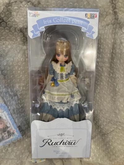 这单是挖煤姬改革物流的最后一单竹蜻蜓Plus，非常幸运的赶上了！这只Azone宝宝出来有一阵了当时觉得太淡颜不要草，但是看见很多娃妈养的很好确实很心动，亚麻浅棕的头发和水蓝色的眼睛简直萌神来的，超级喜欢.