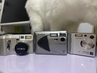 嘿嘿嘿我又来分享我淘到的宝藏ccd了，美能达拍出来的质感很复古我很喜欢，富士的这两个也很好，成色都不错，又可以出去美美拍照了