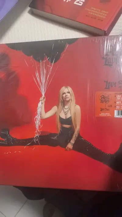 捡漏了艾薇儿的绝版胶，在国内闲鱼已经疯长的价格相比，走echo路线只要300就拿下了，买了基础服务也是完好无损的到手了