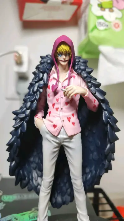 柯拉松怎么能这么帅！！！！回来的路上还一直特别担心，因为第一次海淘购买手办，很担心路上会不会有什么磕碰啊摩擦，回来之后真的大惊喜，完全没有任何的划痕磨损，包括这个手办一直有一个通病，就是手里面捏的那一支烟容易折断，然后回来我特意先检查了那一支烟的部分，完全没有一点折...柯拉松怎么能这么帅！！！！回来的路上还一直特别担心，因为第一次海淘购买手办，很担心路上会不会有什么磕碰啊摩擦，回来之后真的大惊喜，完全没有任何的划痕磨损，包括这个手办一直有一个通病，就是手里面捏的那一支烟容易折断，然后回来我特意先检查了那