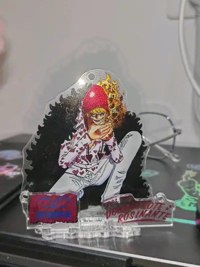 第一个立牌真的是蹲了很久很久的好下，真的太美丽了。我的妈呀，谁能想到两位数买到一个这么好看的立牌，我很久之前就跟朋友说，特别喜欢这个立牌的闪光工艺，第二张图是我享受很久的小梦情，也在挖煤姬里面吃到超级无敌之大好佳，并且完全无锈，感谢樱花妹，感谢挖煤姬???