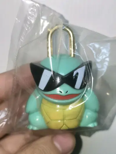 在挖煤姬捡买到的杰尼龟，全新未拆封品相很好很精致，非常少见，带着墨镜特别酷帅很适合和春天的美丽花朵一起合照。而且挖煤姬每个月都会设置很多积分活动，可以用来抵扣运费，包装的很牢固发货也很快，海运三十天也就能到手。