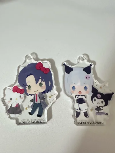 在挖煤姬顺利入手阿斯兰和伊扎克的三丽鸥联名Q版挂件～
两个角色都做得圆乎乎软萌可爱，画风超戳我，细节也很精致。打包严实，发货速度也满意，终于把心心念念的一对收到手，挂在包包上超合适，高达人快乐圆梦✨