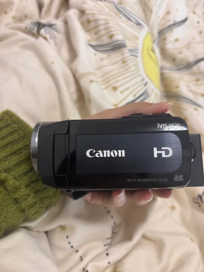 超级惊喜 dv感觉没用过几次 发过来的时候带原箱和说明说 还有各种线都保存的很好 功能完善 品相可以说是九九新了




