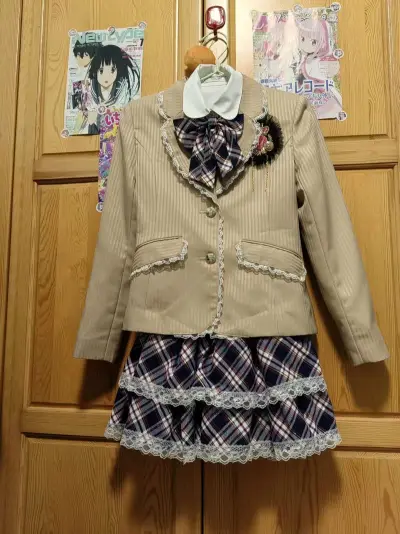 在挖煤姬淘到的LizLisa日牌制服套装真的很漂亮!
实物比图片还好看，格裙甜妹感拉满，西装版型精致，上身直接变身甜系少女
挖煤姬购物体验超棒，下单流程简单，物流速度快，清关顺利，包装严实无损坏，用优惠券后180左右拿下这套接近未使用的套装，性价比直接拉满！已经安利...在挖煤姬淘到的LizLisa日牌制服套装真的很漂亮!
实物比图片还好看，格裙甜妹感拉满，西装版型精致，上身直接变身甜系少女
挖煤姬购物体验超棒，下单流程简单，物流速度快，清关顺利，包装严实无损坏，用优惠券后180左右拿下这套接近未使用的套