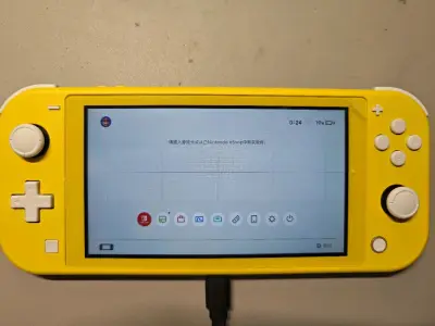 终于在玩美机入手了Switch Lite！整机超轻275g，小巧便携，通勤、出门揣包里毫无压力。传统十字键玩格斗、平台跳跃手感超棒。美版机器品质靠谱，价格也香，纯掌机体验太适合我这种随时随地想玩游戏的人了，快乐翻倍～