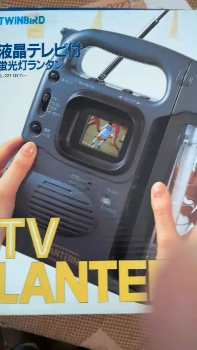 再次的双鸟防灾多功能带电视收音机照明灯，还有两张中去唱片,海运不到一个月就收到商品，包装严实，唱片未损坏正常播放收音电视多功能，操作正常，便携电视带电源适配器/继续支持挖煤姬购物!





