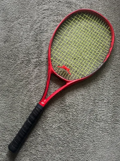 这次买到了yonex vcore，成色非常好，选了竹蜻蜓物流，大概20多天到家，打开完好，非常满意。