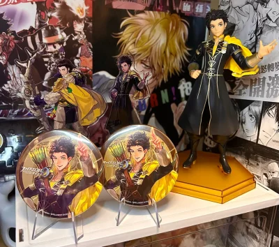 当时暑假入坑了火焰纹章风花雪月，第一条线玩的就是金鹿线，库罗德的魅力太大了，直接就是哼哧哼哧打开挖煤姬搜索库罗德相关，直接就是进行一个切物的大动作。
吧唧和立牌都特别完美，收到手时外包装也特别严实，没有受到任何损害，下次还要切！