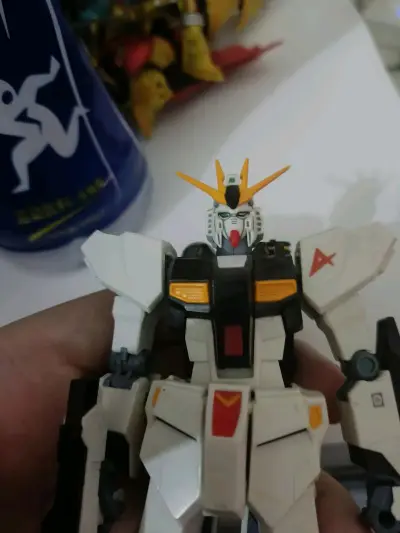 买了想要很久的老版拼装牛高达，虽然缺了点零件，但是主体还是很美丽的，原主人保存的挺好这么多年没有发黄