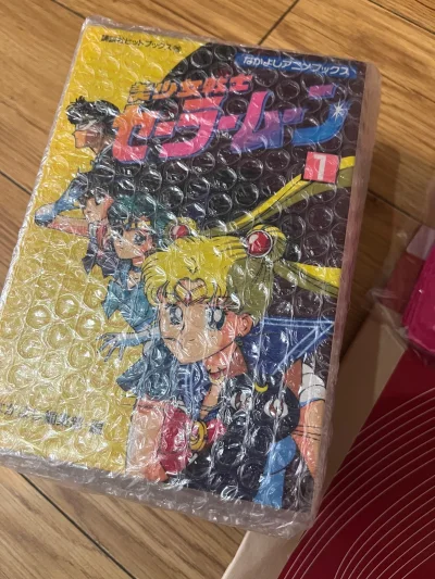 全程从下单、合单、打包到清关都超省心，平台的物流追踪也一目了然，完全不用自己操心。泡泡纸裹得严严实实，书角一点没压，拆箱的时候真的幸福感爆棚！
看着童年的旧漫画和包装里的日式小贴纸，感觉一下就被拉回了守在电视机前的夏天。平台的合单打包也超贴心，泡沫纸和缓冲材料都给得...全程从下单、合单、打包到清关都超省心，平台的物流追踪也一目了然，完全不用自己操心。泡泡纸裹得严严实实，书角一点没压，拆箱的时候真的幸福感爆棚！ 看着童年的旧漫画和包装里的日式小贴纸，感觉一下就被拉回了守在电视机前的夏天。平台的合单打包也超