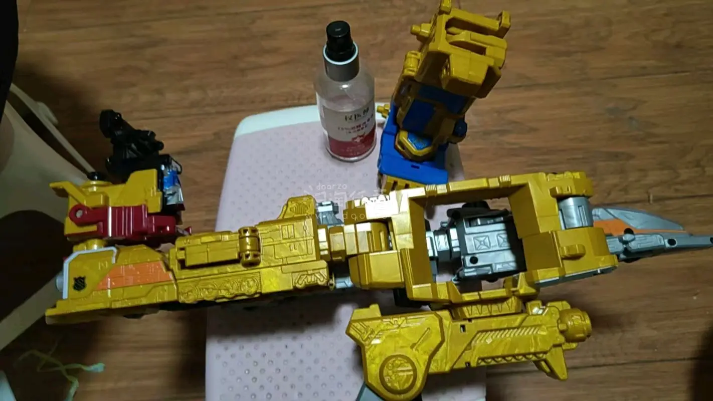 价格实惠，打包严实，包装好，里面有老物件，99年的救急战队生命生命鸟，还有04年特搜战队的枪和其他东西，下次继续购。