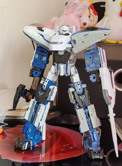 这次买了tt新出的新干线变形机器人玩具，相比于国内价格更加便宜，到手后感觉很好，包装结实，有需要还会接着使用