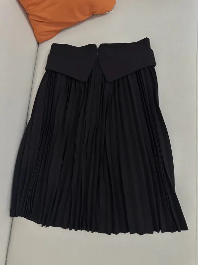 第一次用挖煤姬，是因为在杂志上被一条黑色连衣裙击中了——哑光棉麻质地，收腰但不紧绷，领口开得恰到好处。翻遍国内代购都显示“已停产”，抱着试试看的心态，我下载了挖煤姬。

操作比想象中简单。首页直接搜品牌名，关联了几个日本电商平台，乐天、雅虎购物、zozotown都能...第一次用挖煤姬，是因为在杂志上被一条黑色连衣裙击中了——哑光棉麻质地，收腰但不紧绷，领口开得恰到好处。翻遍国内代购都显示“已停产”，抱着试试看的心态，我下载了挖煤姬。

操作比想象中简单。首页直接搜品牌名，关联了几个日本电商平台，乐天、雅