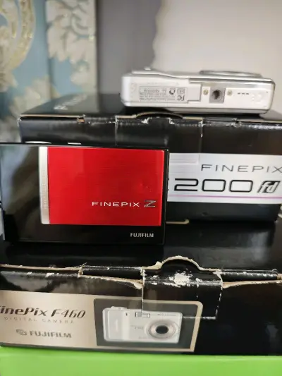 终于在挖煤姬蹲到了两台心心念念的富士ccd!一台是滑盖的Z200FD，一台是经典款F460，成色都超出预期，到手测试全功能正常，太香了~Z200FD的金属机身质感超棒，自带的人像模式拍出来皮肤软软的，复古感拉满；F460的色彩真的很有富士味，日常扫街随手拍都很有感觉...终于在挖煤姬蹲到了两台心心念念的富士ccd!一台是滑盖的Z200FD，一台是经典款F460，成色都超出预期，到手测试全功能正常，太香了~Z200FD的金属机身质感超棒，自带的人像模式拍出来皮肤软软的，复古感拉满；F460的色彩真的很有富士