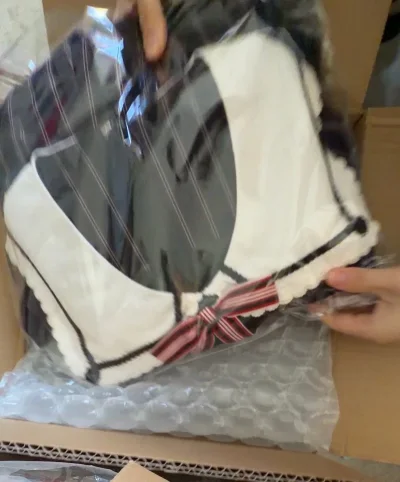 收到衣服太惊喜啦！包装很用心，面料柔软亲肤，做工精致没有多余线头，版型超显瘦，上身效果完全超出预期，性价比拉满，物流选择了竹蜻蜓，物流也很快 不错