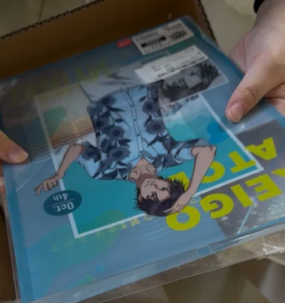 春日出游氛围小物安排上，换上春装、出门踏春，随手记录生活的小瞬间，挖煤姬入手宝藏单品，柄图大有透亮的文件夹，min方便携带的拍立得，还有日常又万能的吧唧，都是春日适合拍照打卡的好物，挖煤姬购买价格低运费低，速度快，快来吧～