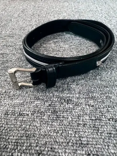 在挖煤姬淘到一条WTAPS UNDERCOVER联名腰带，纯牛皮材质，质感无敌。关键是成色也很新。性价比很高。