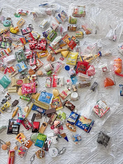 这次买的主要是甜品类的食玩，巧克力冰淇淋布丁这些，种类非常丰富爱了爱了，好多都是大热款，卖家发货很仔细，收到货基本没有瑕疵，好评！