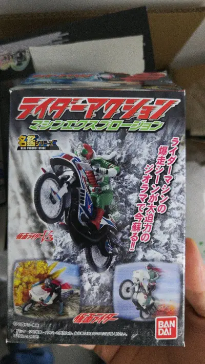 霸气的造型，封绘就是V3的主题曲开场画面的爆炸场面，尘土飞扬的效果做的特别棒，精致的一套场景，可惜就是没有再版。