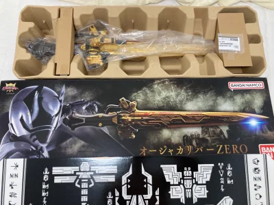 王样战队君王者王者圣剑零式纪念版，大比例变身道具，这款玩具收录了剧中经典角色台词和音乐，搭配炫酷的灯光效果以及效果音，能够完美还原剧中变身场景