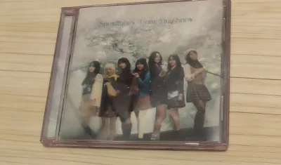 终于收到心心念念的专辑啦！拆箱的瞬间直接被颜值戳中！《Snowflakes ~Unmelting Snow~》的森系封面太有氛围感了，朦胧的林间光影搭配成员们温柔又灵动的造型，每一张小卡都像艺术品。专辑的音质都超棒，旋律抓耳又治愈，不管是森系抒情风还是元气甜酷风，都...终于收到心心念念的专辑啦！拆箱的瞬间直接被颜值戳中！《Snowflakes ~Unmelting Snow~》的森系封面太有氛围感了，朦胧的林间光影搭配成员们温柔又灵动的造型，每一张小卡都像艺术品。专辑的音质都超棒，旋律抓耳又治愈，不管是