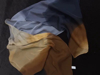 作为海淘小白，第一次用挖煤姬淘中古丝巾就被圈粉！最惊喜的是内置一键翻译，日文商品详情、成色标注、瑕疵说明全看懂，再也不用瞎猜。选了一条80年代复古真丝方巾，卖家标注A级近全新，入库实拍图把花纹、锁边、水洗标拍得清清楚楚，完全没有信息差。客服响应超快，问品相、面料、合...作为海淘小白，第一次用挖煤姬淘中古丝巾就被圈粉！最惊喜的是内置一键翻译，日文商品详情、成色标注、瑕疵说明全看懂，再也不用瞎猜。选了一条80年代复古真丝方巾，卖家标注A级近全新，入库实拍图把花纹、锁边、水洗标拍得清清楚楚，完全没有信息差。客