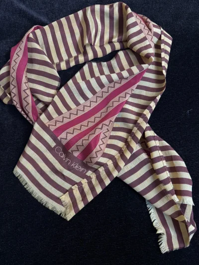 在挖煤姬连续淘三条中古丝巾，次次超出预期！平台整合煤炉、雅虎超多日站货源，从大牌复古款到小众日系方巾应有尽有，关键词一搜全网比价，轻松捡漏孤品。最放心的是品相如实描述：每条都标注新旧程度、瑕疵细节，入库实拍无滤镜，收到货和图片完全一致。这次入的羊毛混纺大方巾，几乎无...沉迷挖煤姬淘中古丝巾无法自拔！性价比吊打国内代购：同样成色品牌丝巾，这里加运费还便宜一半。平台选品巨丰富，从经典老花、抽象艺术到和风花卉，各种年代风格都能挖到，很多国内少见的孤品。自动翻译太香，卖家备注、尺寸、材质、年代一目了然。合单功能