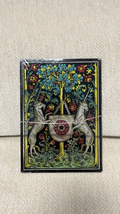 怀着紧张的心情终于收到了第一个包裹，包装严实，超美的复古独角兽明信片，工艺精致，色彩浓郁如油画。快递包装严实，质感绝佳，每一处细节都充满仪式感，非常喜爱！