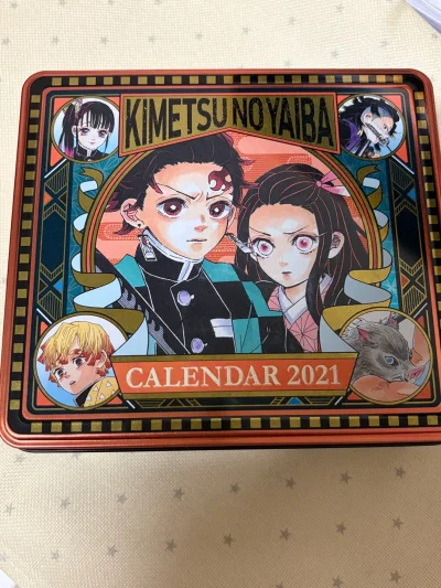 四月挖煤姬开箱分享来啦，特别美的铁盒日历，原画风依旧抗打！这次感谢挖煤姬的打包，很安全的送达了这个包裹，里面日历四角尖尖也没有折痕，状态很好嘿嘿，满意！