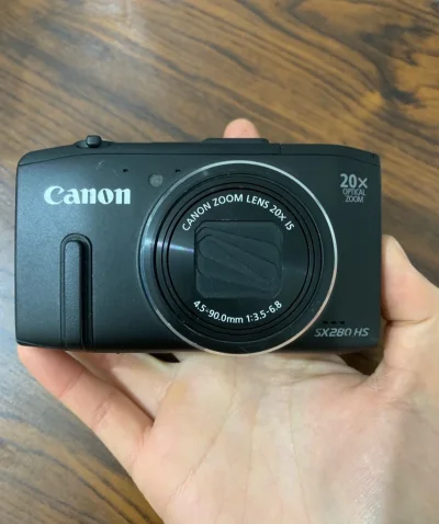 在挖煤姬淘的佳能SX280HS，虽然是CMOS不是传统CCD，但出片自带复古氛围感，色彩柔和很有老相机味道。20倍光学变焦超强，拍远景、月亮、演唱会都很清晰，日常扫街、旅行也足够用。机身小巧便携，带WiFi和GPS，传图很方便。DIGIC 6处理器控噪不错，光线好时...在挖煤姬淘的佳能SX280HS，虽然是CMOS不是传统CCD，但出片自带复古氛围感，色彩柔和很有老相机味道。20倍光学变焦超强，拍远景、月亮、演唱会都很清晰，日常扫街、旅行也足够用。机身小巧便携，带WiFi和GPS，传图很方便。DIGIC