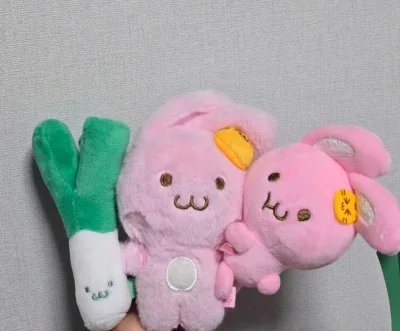 终于收到NCT DREAM罗渽民官方Pinky玩偶和抱葱娃啦！必须大力夸夸挖煤姬，日淘体验真的超安心。下单流程清晰，入库合箱都很方便，打包更是严实仔细，两个宝贝完好无损安全到家。Pinky软萌可爱，抱葱娃更是可爱到犯规，正版质感满满，细节超精致。物流稳定又快速，全程...终于收到NCT DREAM罗渽民官方Pinky玩偶和抱葱娃啦！必须大力夸夸挖煤姬，日淘体验真的超安心。下单流程清晰，入库合箱都很方便，打包更是严实仔细，两个宝贝完好无损安全到家。Pinky软萌可爱，抱葱娃更是可爱到犯规，正版质感满满，细节